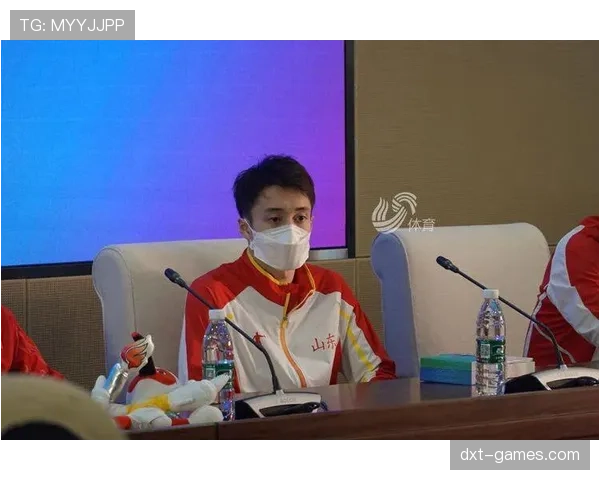 练俊杰今天这身打扮，是要直接去跟明星抢饭碗吗？